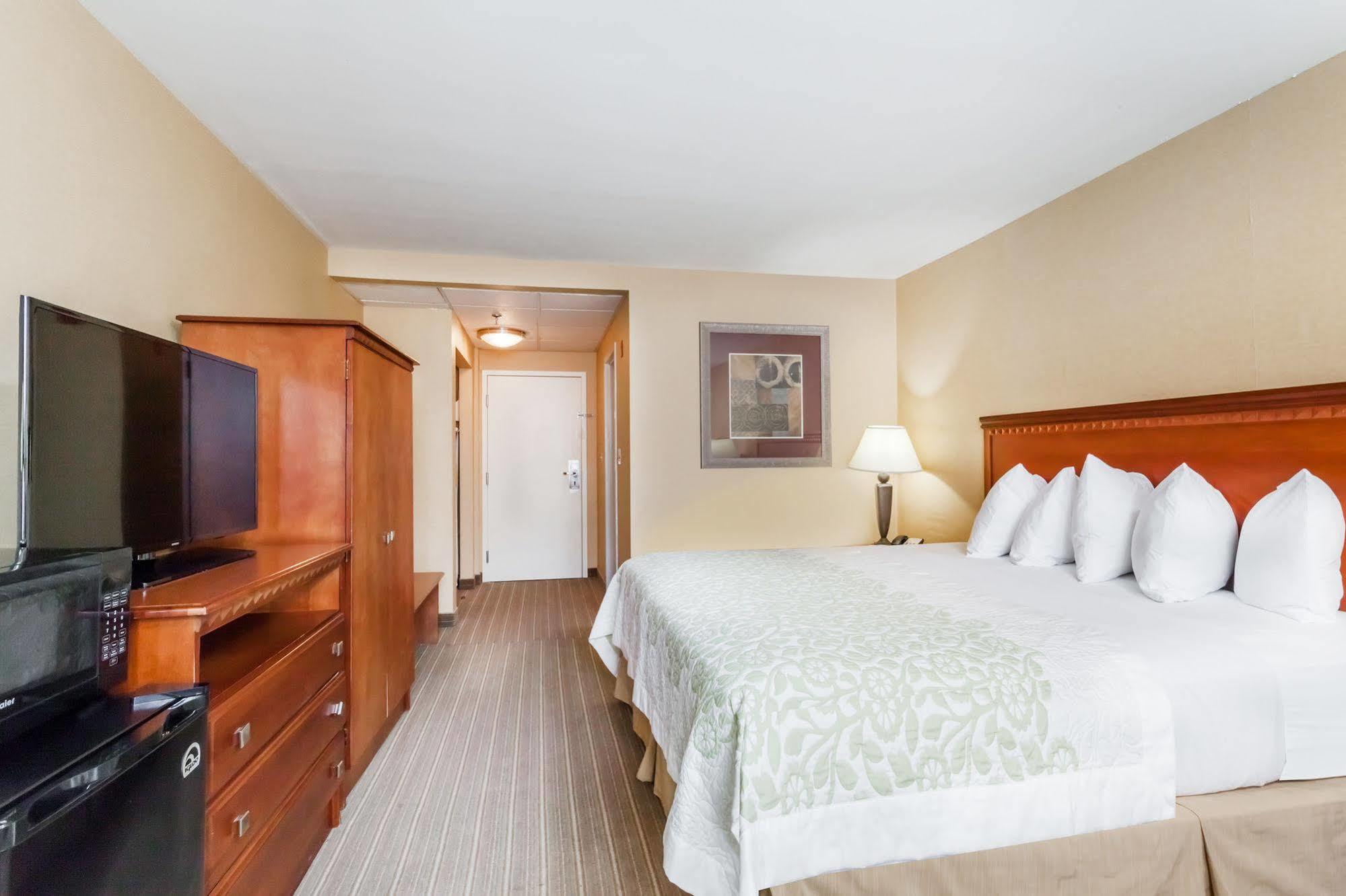 Days Inn By Wyndham Windsor Locks / Bradley Intl Airport Exterior foto