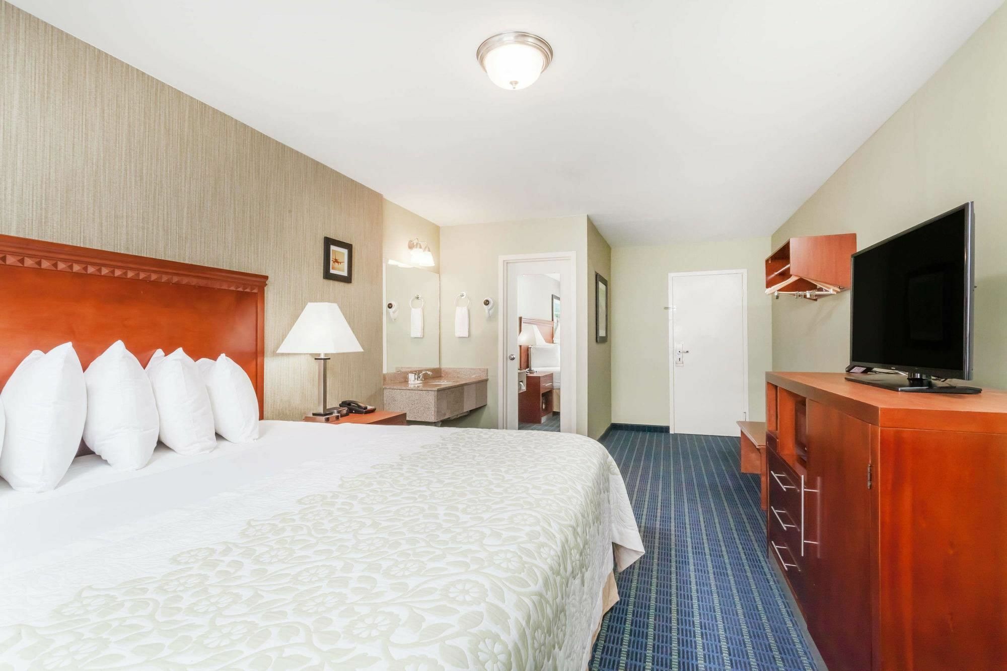 Days Inn By Wyndham Windsor Locks / Bradley Intl Airport Exterior foto