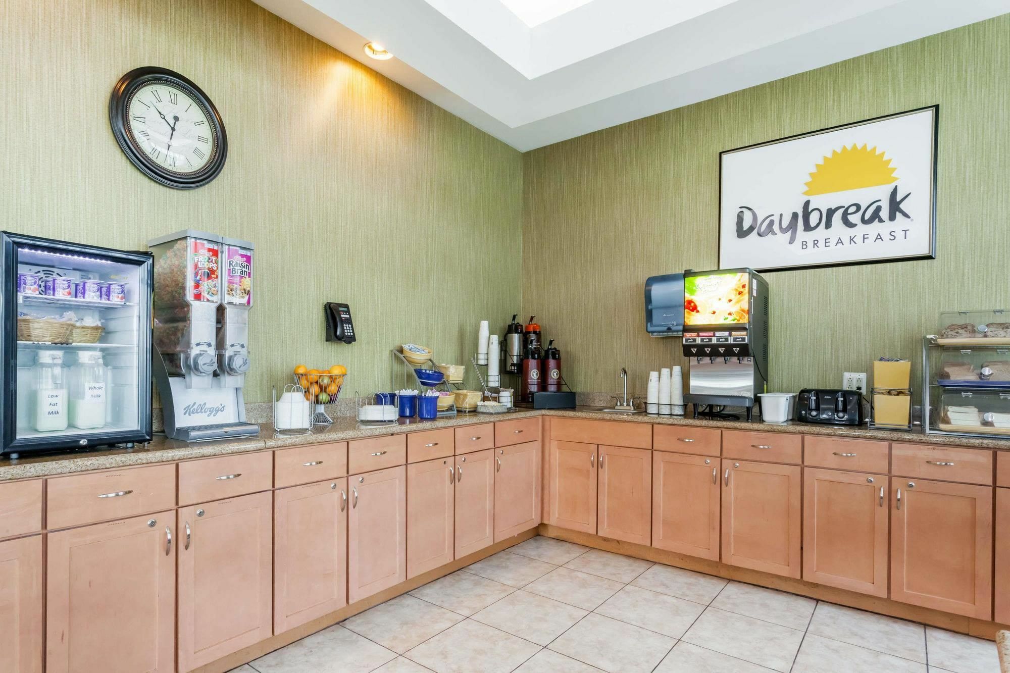 Days Inn By Wyndham Windsor Locks / Bradley Intl Airport Exterior foto
